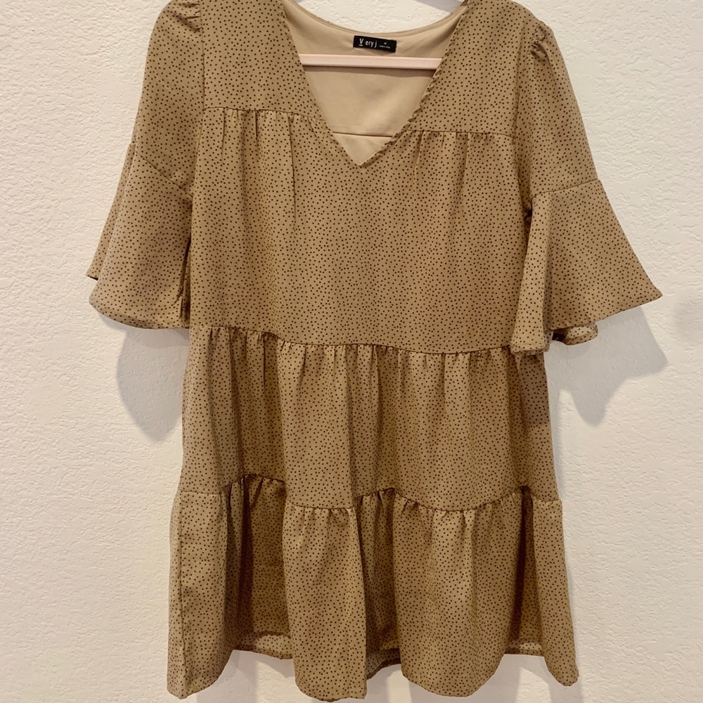 Very J short flare dress. Tan with brown polka dots. Flowy short sleeves.